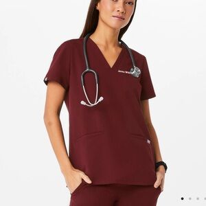 Figs Women's Casma Three-Pocket Scrub Top in Deep Burgundy.‎ XS-P
